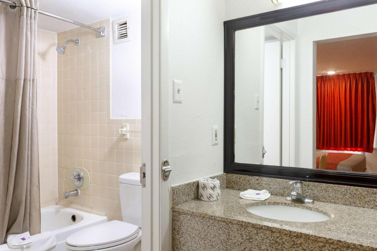 Motel 6-Houston, Tx - East Экстерьер фото