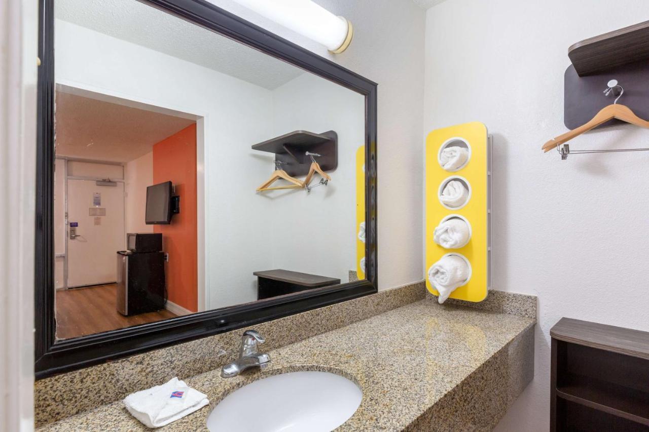 Motel 6-Houston, Tx - East Экстерьер фото