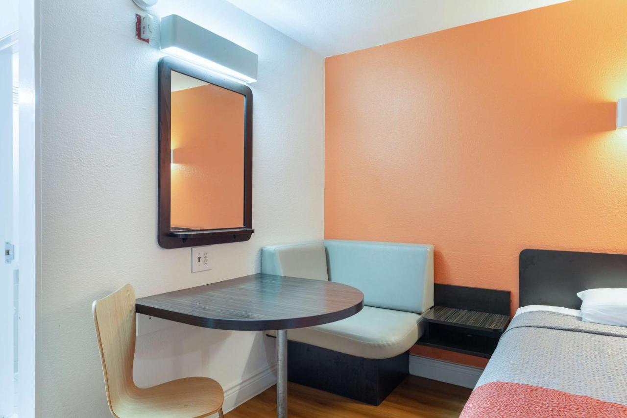 Motel 6-Houston, Tx - East Экстерьер фото