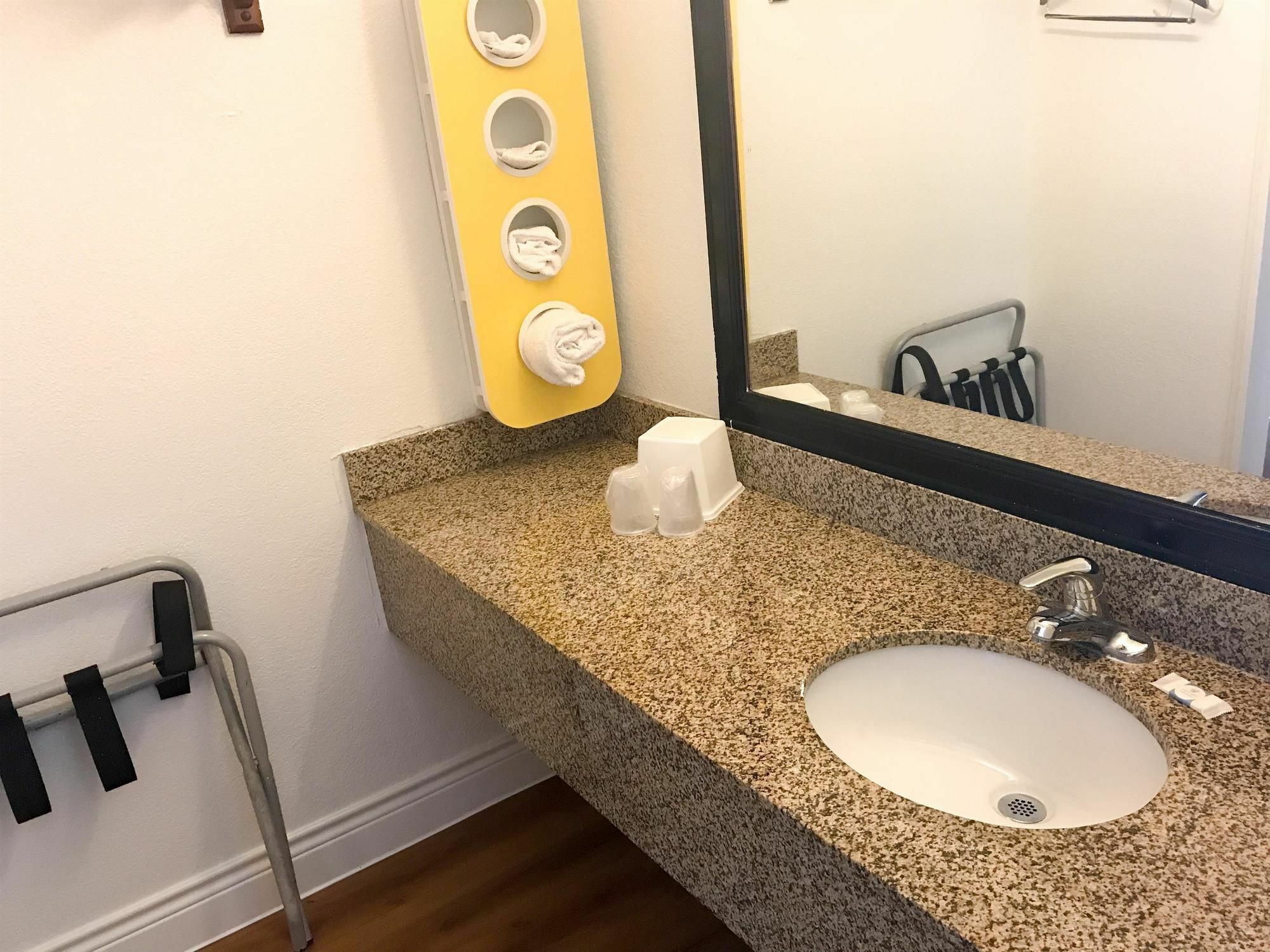 Motel 6-Houston, Tx - East Экстерьер фото